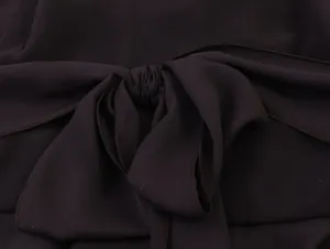 Close-up van het elegante knoopdetail en de fijne georgette-stoftextuur van de haltertop