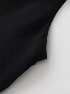 Primer plano detallado de top negro sin mangas con cuello alto y textura plisada