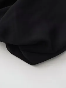 Detalle macro de tela plisada negra de alta calidad para tops sin mangas de mujer