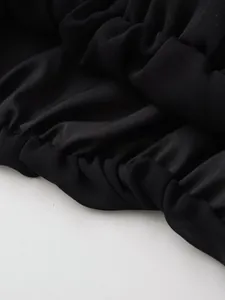 Detalle de cerca de la tela plisada negra mostrando la textura