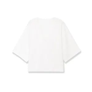 Vue détaillée d'un pull en maille blanc à col en V et manches courtes de style minimaliste