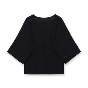 Haut en maille noire avec col en V, demi-manches drapées et une texture douce et confortable