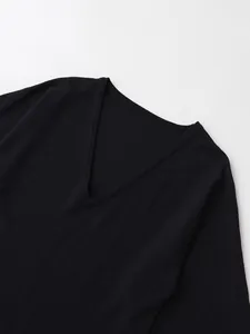 Détail du col en V élégant sur un haut en maille noire légère pour les femmes