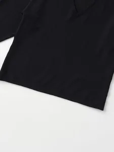 Gros plan d'un pull en maille noir à col en V montrant la texture douce du tissu