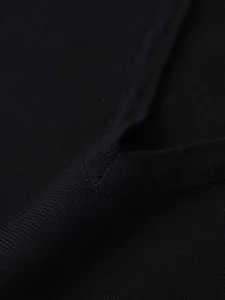 Gros plan d'un pull en maille noire à col en V montrant la texture fine et l'encolure.