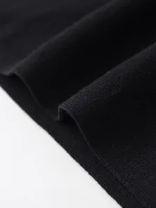 Vue détaillée de la maille noire douce montrant une texture fine et un drapé élégant