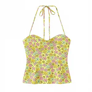 Vue détaillée d'un haut licou à imprimé floral en tissu popeline confortable pour femme.