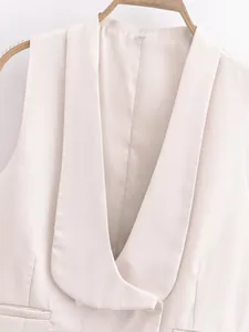 Gros plan détaillé d'un élégant gilet de costume blanc sans manches et chic pour femmes