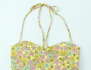 Gros plan d'un haut en popeline dos nu avec un motif floral éclatant.