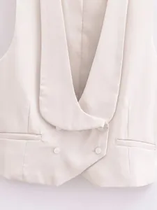 Gros plan sur un élégant gilet de costume blanc à double boutonnage avec revers châle chic