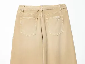 Vue détaillée de l'arrière d'un jean en denim kaki avec poche au style fini vieilli