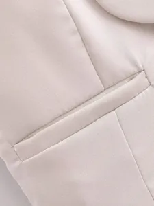 Gros plan sur la poche et la texture de tissu de haute qualité d'un gilet de costume beige