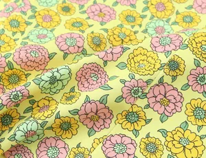 Gros plan détaillé d'un tissu en popeline légère avec un motif floral vintage