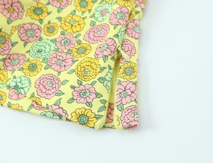 Vue détaillée du tissu en popeline à fleurs avec fermeture éclair invisible assortie