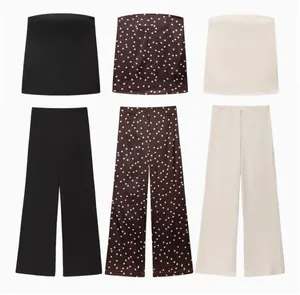 Trois élégants ensembles en satin de soie avec bustiers et pantalons à jambes larges.