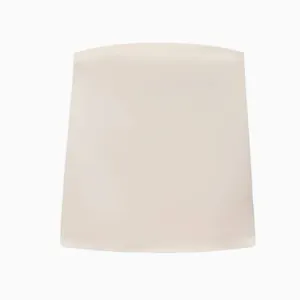 Détail élégant du haut bustier en satin crème avec texture lisse et design sans bretelles