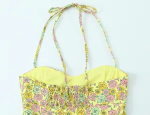Détail du haut en popeline à fleurs jaunes avec dos smocké et liens licou au cou