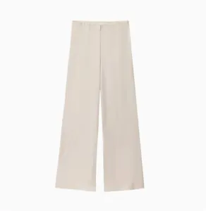 Détail d'un pantalon large élégant en satin de soie crème avec une taille élastiquée