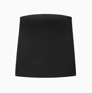 Vue détaillée d'un élégant haut bustier noir en satin de soie pour femme chic