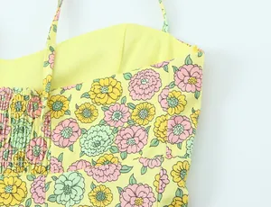 Vue détaillée d'un tissu en popeline jaune à fleurs avec smocks et fines bretelles