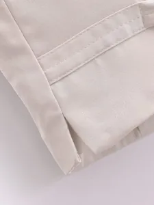 Détail macro de la couture et du tissu de haute qualité d'un gilet de costume beige