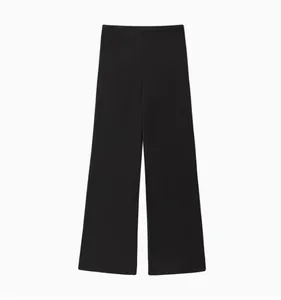 Détail d'un pantalon large élégant en satin noir avec une taille haute pour femme