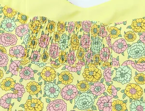 Gros plan sur la taille élastique froncée d'un short en popeline jaune à imprimé floral