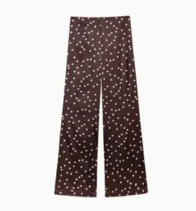 Pantalon large en satin marron à pois blancs avec une texture soyeuse et élégante