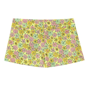 Vue détaillée d'un mini-short pour femme avec un motif floral jaune et rose vif