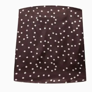 Haut bandeau en satin marron élégant à pois blancs pour un look d'été rétro chic
