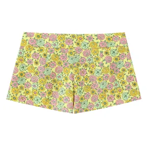 Vue détaillée d'un mini short jaune taille haute avec motifs à imprimé floral vibrant
