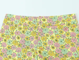 Gros plan de la taille d'un short en popeline à imprimé floral coloré.