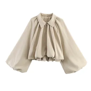 Vue détaillée d'un blouson aviateur beige à manches ballon avec col rabattu chic.