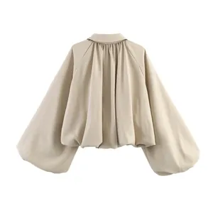Vue arrière détaillée d'un blouson beige à manches ballon avec des plis élégants