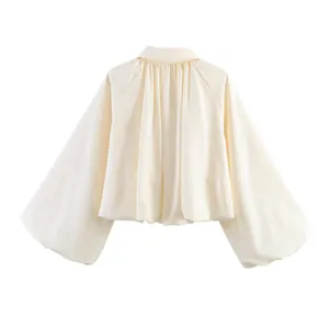 Vue arrière d'un blouson aviateur crème à revers avec plis et manches ballon