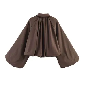 Détail de la vue arrière veste bomber marron pour femme avec manches ballon plissées