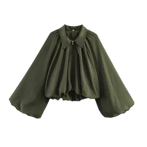 Vue détaillée d'une veste bomber olive femme à manches ballon et col à revers