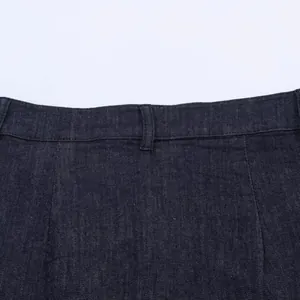 Vista ravvicinata dettagliata della cintura in denim scuro con cuciture e passante