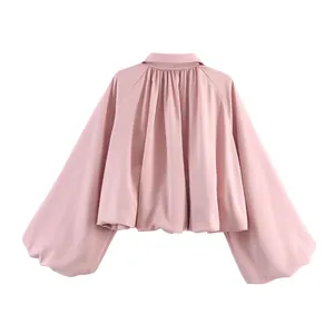 Vue arrière de cette veste bomber rose avec manches ballon et magnifiques plis.