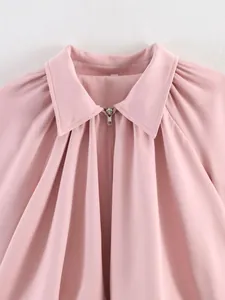 Détail d'un blouson aviateur rose avec col à revers et fermeture éclair argentée