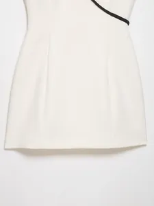 Detailansicht der eleganten schwarzen Kontrastbordüre und Textur dieses weißen Minikleides