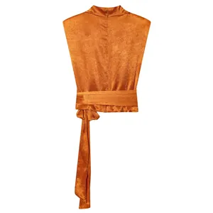Mouwloze satijnen top met opstaande kraag en strikdetail in de kleur gebrand oranje
