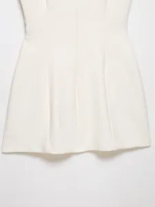 Detailansicht des weißen Minikleid-Saums mit glattem Stoff und Nähten.