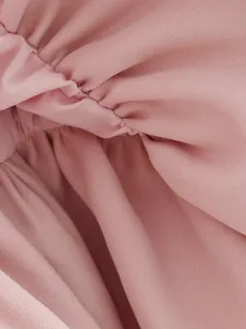Détail de la texture du tissu rose doux et des coutures froncées d'un blouson aviateur