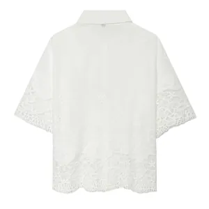 Achteraanzicht van een elegant wit damesoverhemd met korte mouwen en hol borduursel