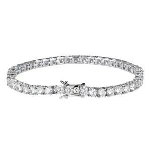 Vista macro dettagliata del bracciale tennis hip-hop in argento con pietre di zirconi