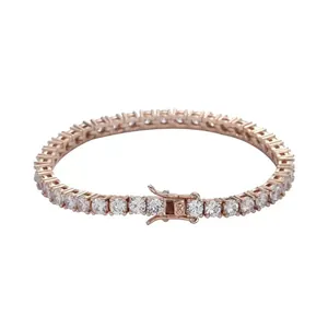 Dettaglio di un bracciale tennis hip-hop in oro rosa con zirconi rotondi scintillanti.