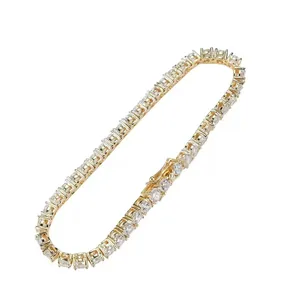 Dettaglio ravvicinato di un bracciale tennis hip hop placcato oro con zirconi cubici lucidi