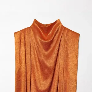 Elegante mouwloze top van getextureerd satijn in koper met een stijlvolle hoge halslijn
