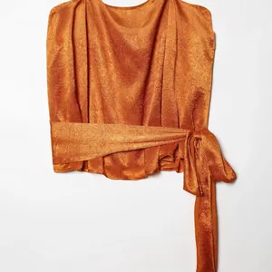 Elegante oranje satijnen mouwloze top met een stijlvol strikdetail bij de taille